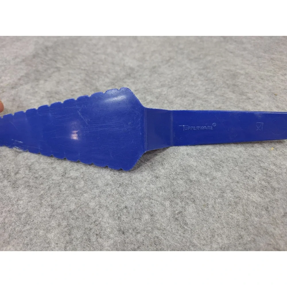 Tupperware Blue Plastic Serrated Cake Pie Server Slicer Vintage Kitchen Tool